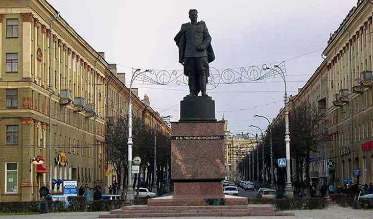 Памятник генералу Черняховскому в Воронеже