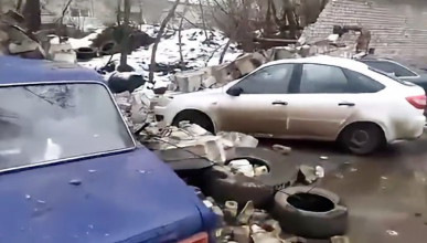 Воронеж кирпичный забор упал на 4 припаркованных авто