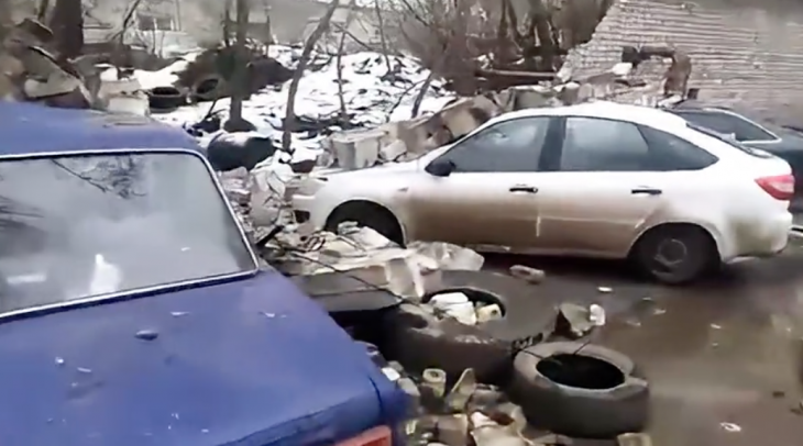 Воронеж кирпичный забор упал на 4 припаркованных авто