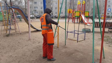  В Коминтерновском районе проводят уборку улиц и дезинфекцию мест общего пользования.  Северный район. Профилактика коронавируса. Воронеж.  дезинфекция детстких площадок и подъездов. 