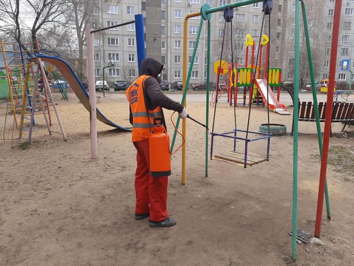  В Коминтерновском районе проводят уборку улиц и дезинфекцию мест общего пользования.  Северный район. Профилактика коронавируса. Воронеж.  дезинфекция детстких площадок и подъездов. 