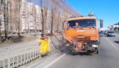 Роботы по благоустройству Северного района Воронежа. Новые урны, газон, покраска отбойников. 