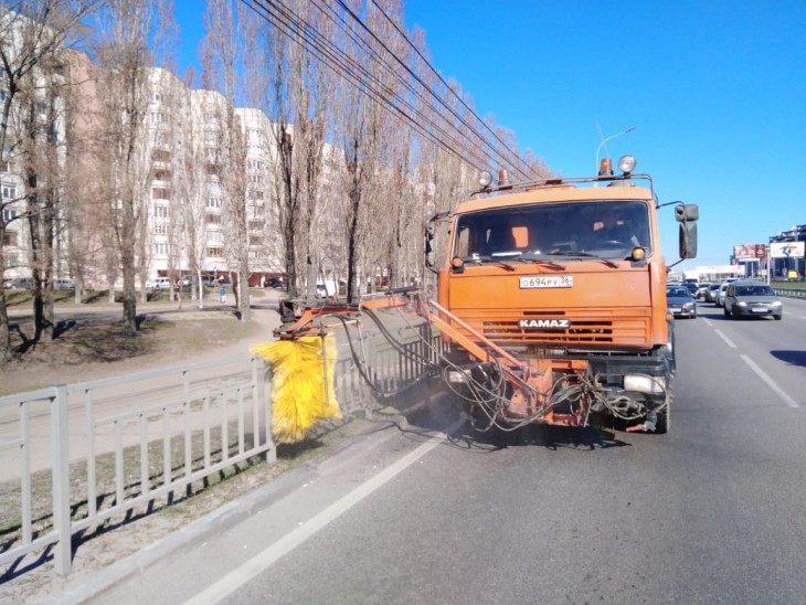 Роботы по благоустройству Северного района Воронежа. Новые урны, газон, покраска отбойников. 