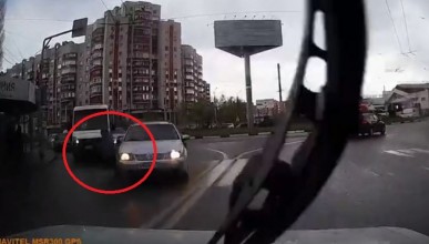 У ТЦ Аксиома водитель сбил женщину на пешеходном переходе и скрылся с места преступления. Воронеж. Северный район.  