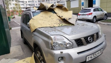 Часть фасада магазина обвалилась на дорогую иномарку на Владимира Невского   в Воронеже. Северный район. 