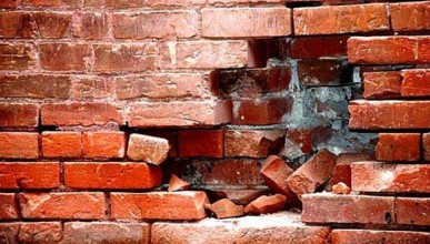 В Северном районе Воронежа двое мужчин вынесли из банка 10 млн через дыру в стене