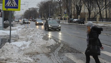 На Лизюкова 10-летняя девочка попала под машину на переходе
