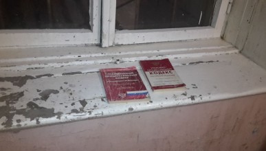 В Северном подъезд многоэтажки превратили в секонд-хенд