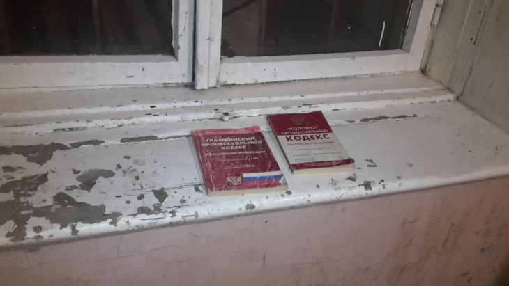 В Северном подъезд многоэтажки превратили в секонд-хенд