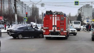 Спешившая на вызов пожарная машина попала в ДТП на Лизюкова