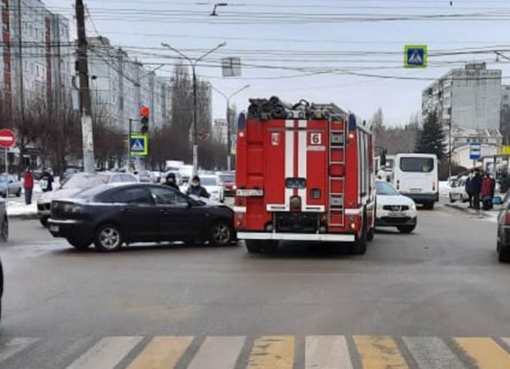 Спешившая на вызов пожарная машина попала в ДТП на Лизюкова