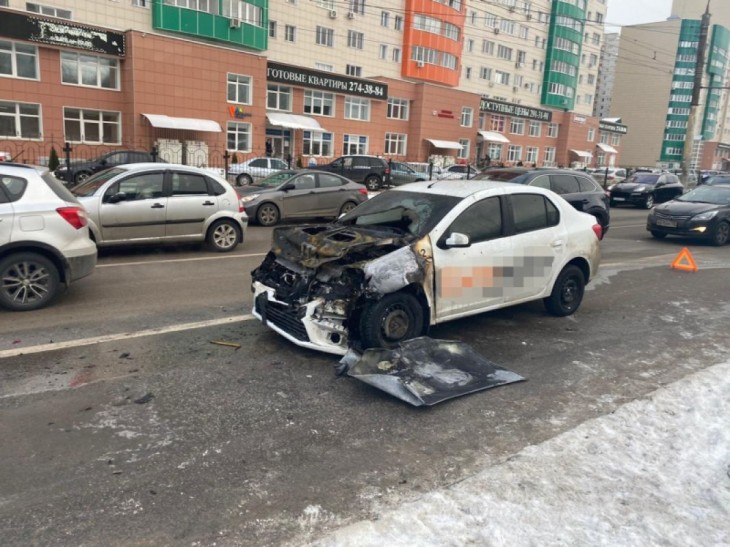 На Бульваре победы такси загорелось после тройного ДТП