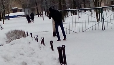 В Северном возле школы ходит мужчина и предлагает девочкам пойти с ним