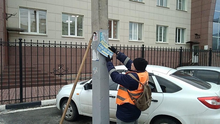 В Коминтерновском районе борются с незаконными рекламными конструкциями