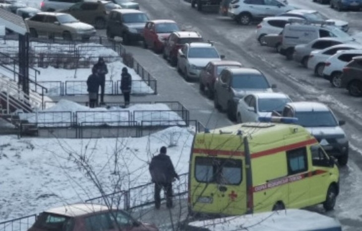 Тело девушки нашли под окнами многоэтажного дома на Шишкова