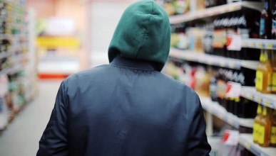 17-летний парень ограбил супермаркет на улице 9 января в Воронеже