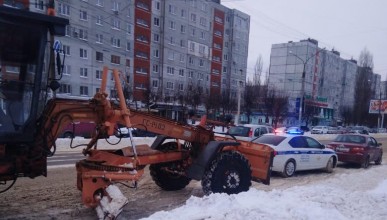 В Коминтерновском районе снег убирают совмесно с сотрудниками ДПС