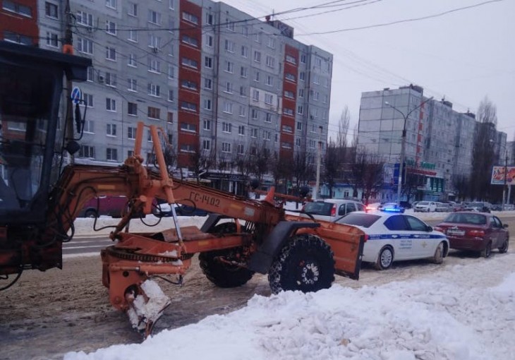 В Коминтерновском районе снег убирают совмесно с сотрудниками ДПС