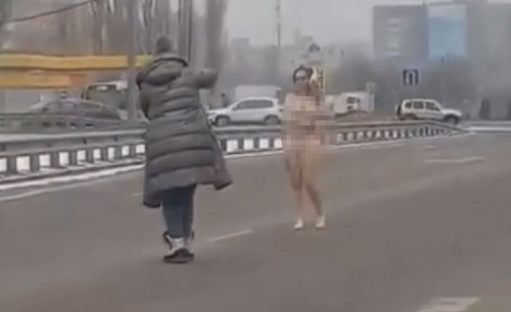 Девушка устроила фотосессию в купальнике у памятника Славы в Воронеже