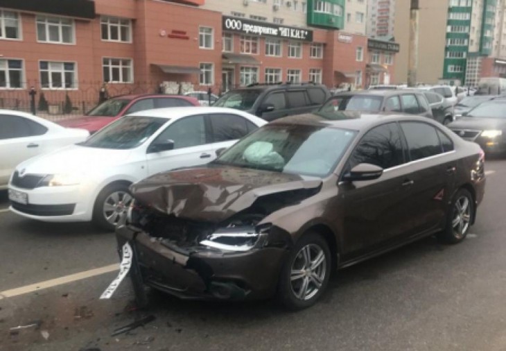 В Северном водитель «Фольксвагена» устроил ДТП с пятью машинами