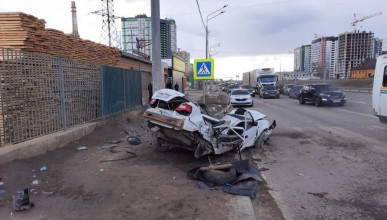 На Антонова-Овсеенко легковушку намотало на столб, водитель жив