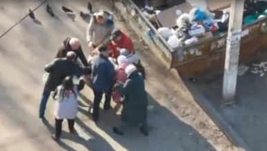 Битву пенсионеров за просрочку сняли на видео в Северном районе Воронежа