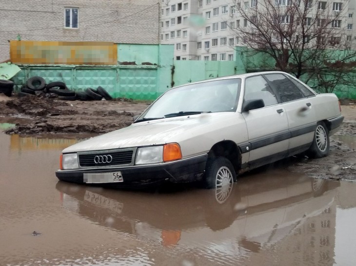 На Владимира Невского в Воронеже «затонула» иномарка
