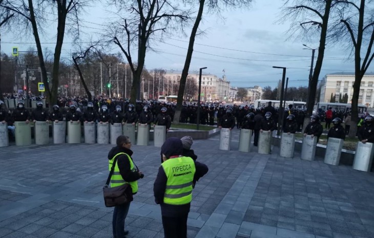 На несанкционированной акции в центре Воронежа начались задержания