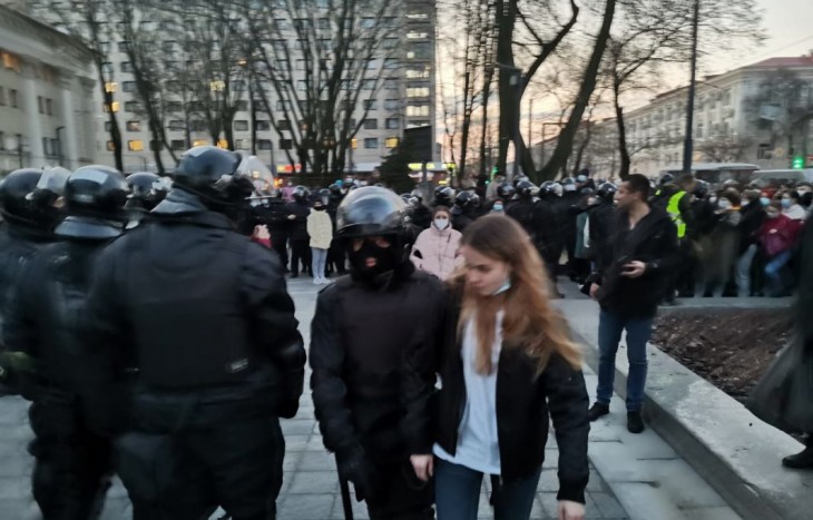 На несанкционированной акции в центре Воронежа начались задержания
