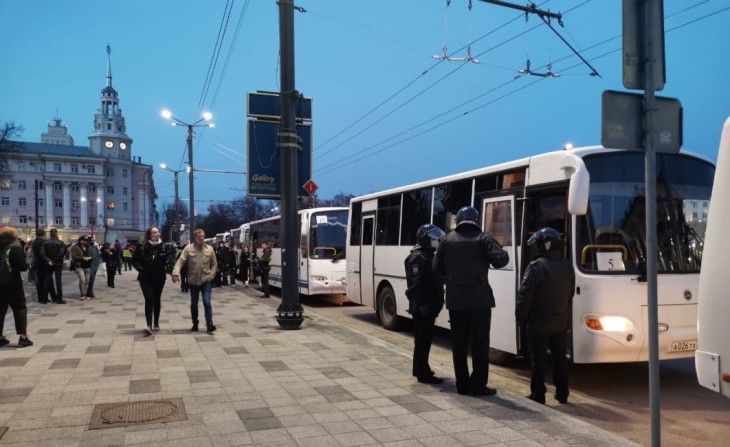 На несанкционированной акции в центре Воронежа начались задержания