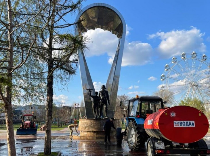 Воронежские десантники сделали уборку у мемориала в Северном микрорайоне