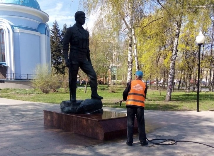 В Северном районе Воронежа украсили улицы и помыли памятники к празднику