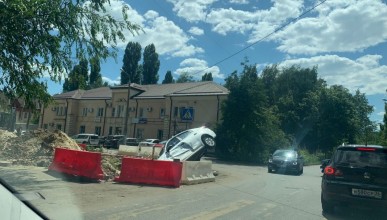 В Северном районе Воронежа попавшая в аварию легковушка провалилась в траншею
