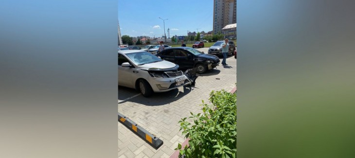 Лихач на иномарке сбил двух пешеходов и протаранил три авто на парковке в Северном районе Воронежа