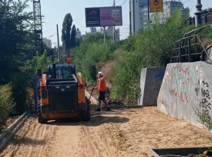 В Коминтерновском районе Воронежа продолжаются работы по благоустройству тротуарной сети