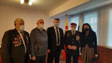 С Днем Героев Отечества поздравили почетных граждан Коминтерновского района