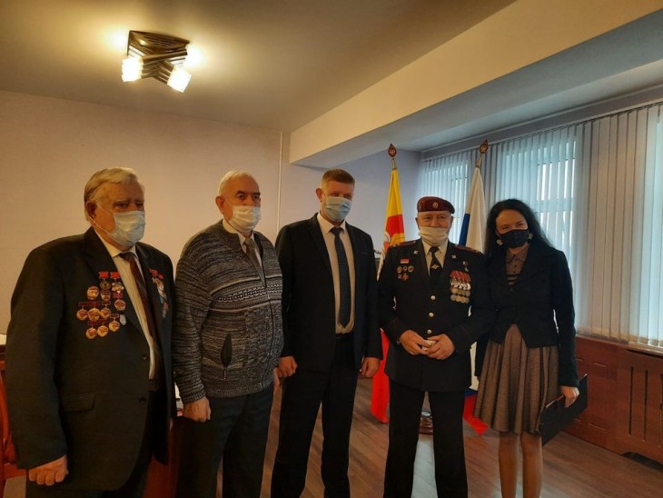С Днем Героев Отечества поздравили почетных граждан Коминтерновского района