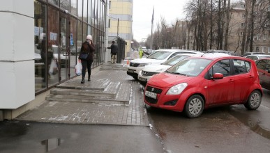 Жители улицы Лидии Рябцевой жалуются, что магазин «украл» у них часть тротуара