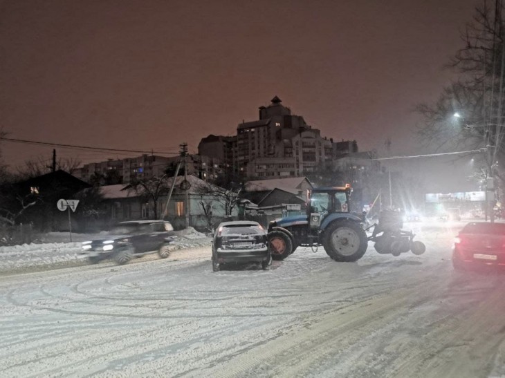 Трактор смял ковшом легковушку в Северном районе Воронежа