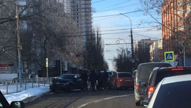 Четыре автомобиля столкнулись на улице Шишкова в Воронеже