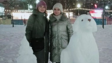В Северном районе Воронежа слепили снежную скульптуру собаки, ждущей «своего человека»