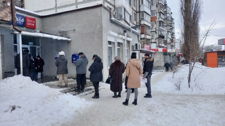 Воронежцы пожаловались на огромные очереди перед «Почтой России» в Северном районе
