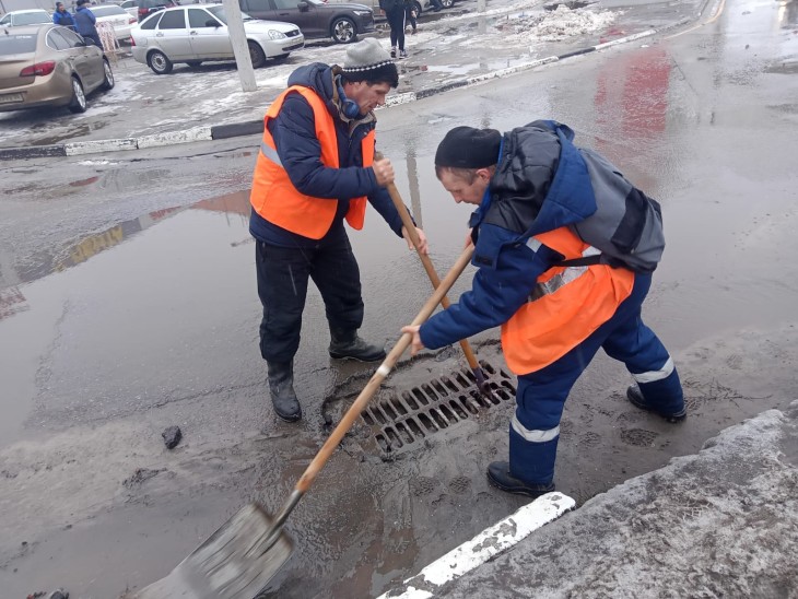 Работы по очистке ливнеприемников в Северном районе
