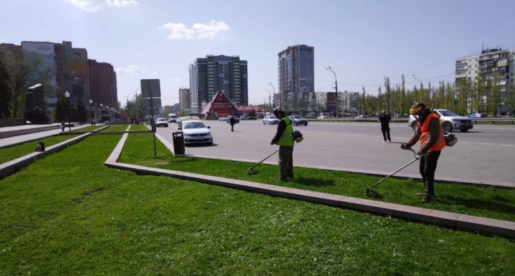 В Северном районе приводят в порядок тротуары и газоны