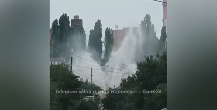 Жителей Северного района удивил бьющий в небо многометровый гейзер  