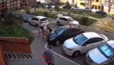 Воронежцы сообщили о мужчине с ножом, который гнался за кем-то по двору в Северном районе