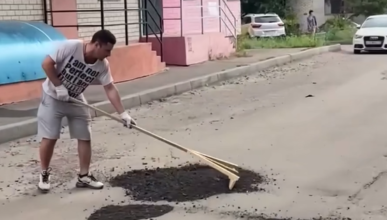 Воронежцы сами залатали ямы на дороге во дворе в Северном районе