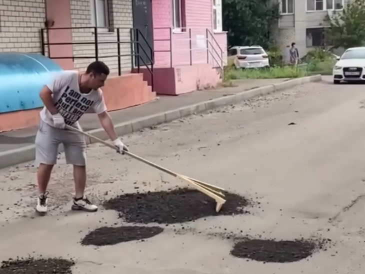 Воронежцы сами залатали ямы на дороге во дворе в Северном районе