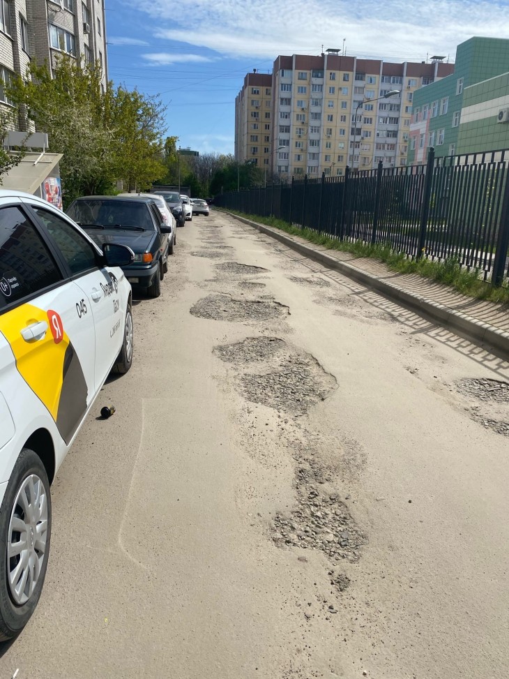 Воронежцы сами залатали ямы на дороге во дворе в Северном районе