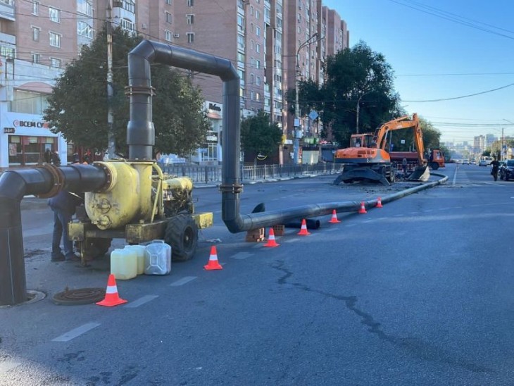 Фекальный потоп перекрыл движение автомобилей по главной улице в Воронеже 